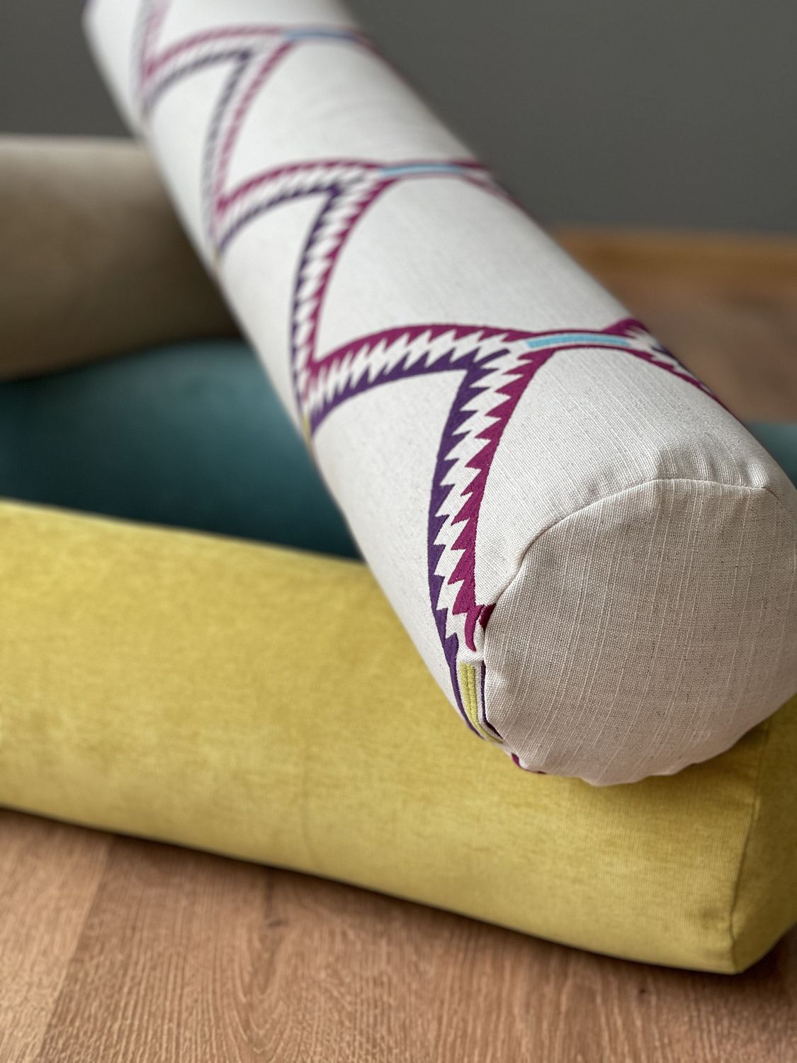 Ортопедическая подушка-валик Montana | Мастерская бескаркасной мебели KRESLO